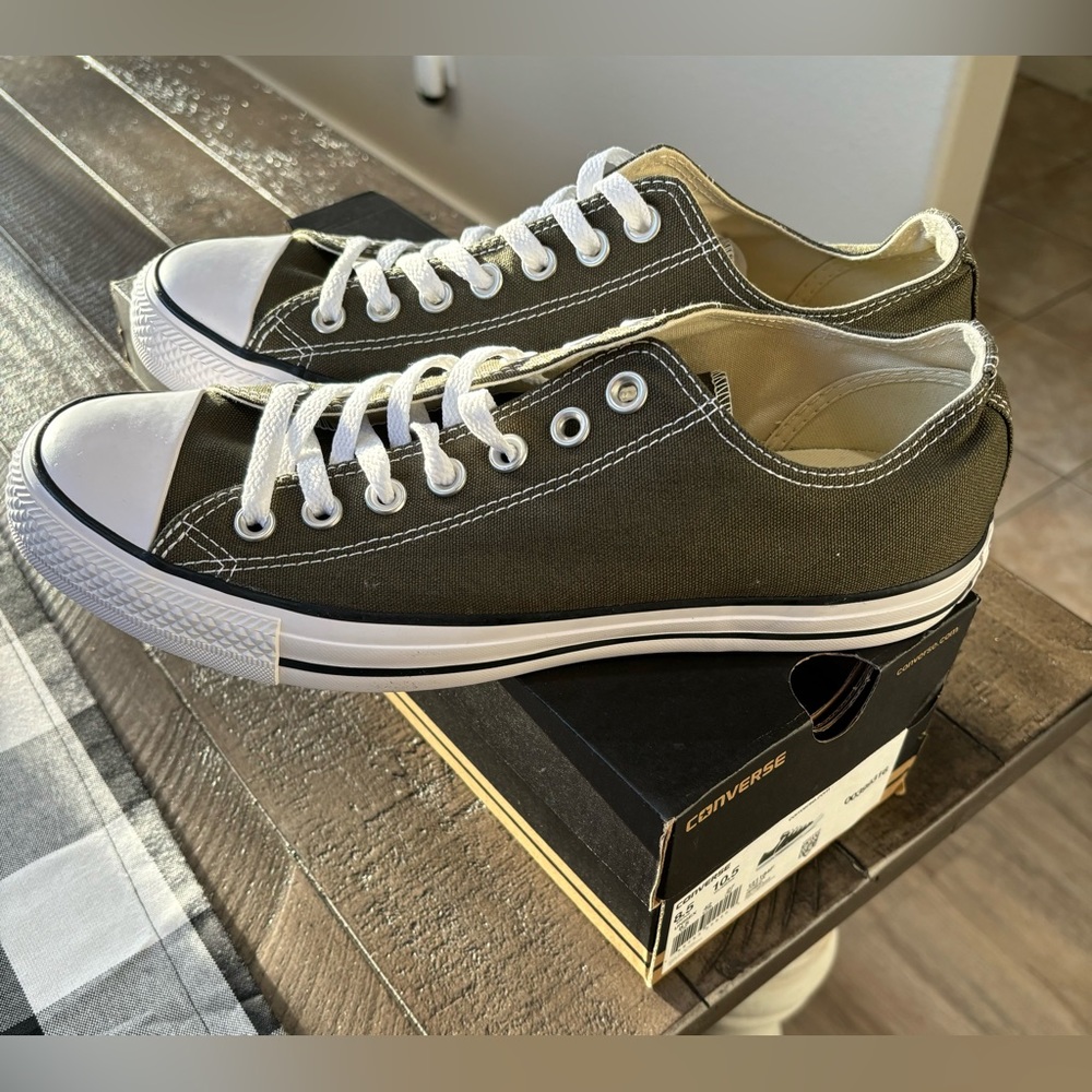 Brand: Converse
Color: Army Green
Size: 8.5 Mens/10.5 Women
Condition: BRAND NEW